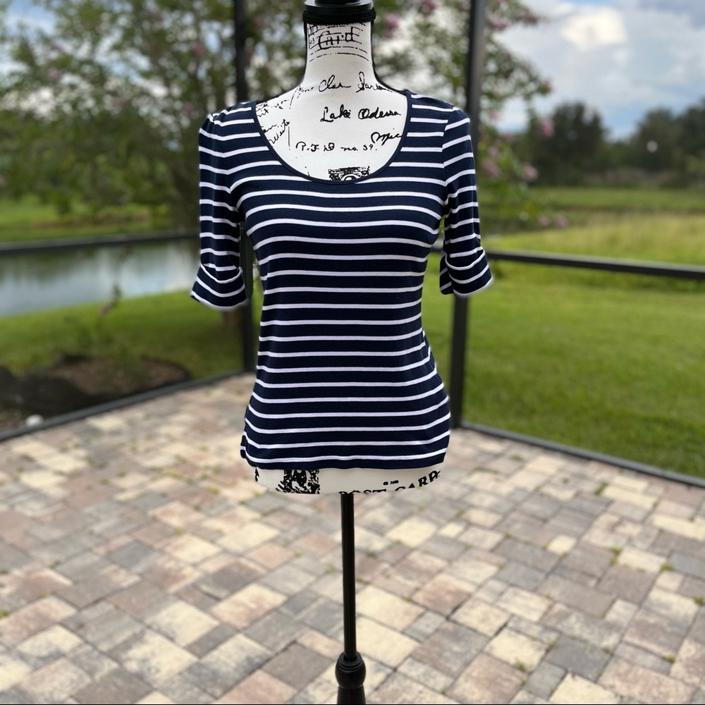 Ralph Lauren women’s casual shirt sleeve top. Blue/white. Size M.
